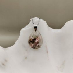 Wisiorek z żywicy z zatopionymi suszonymi kwiatami