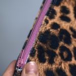 Kosmetyczka MIDI z weluru w panterkę - 