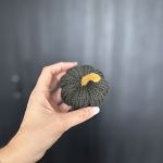 Dynia ozdobna, S, kolor zielony - 1 szt. - Dynia ozdobna, zielona z pomarańczowym ogonkiem, rozmiar S