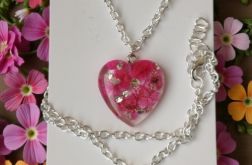 Naszyjnik z serduszkiem z różowymi kwiatami