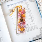Zakładka do książki - Pracowita pszczółka - Seria * Koziołkowe Love * to nasze produkty, które są z nami od zawsze. Najczęściej kupowane przez klientów. Najbardziej ukochane nie tylko przez dzieci. * * * Lubisz czytać książki nie tylko na czytniku? A może ktoś Ci bliski uwielbia czytać?  W naszym d