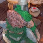 Lampa z kamieni naturalnych z dodatkiem mchu i sznura - Kamienie z różnych stron Polski