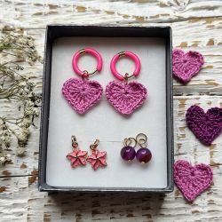 Kolczyki z wymiennymi zawieszkami – pastelowe różowe serduszka.