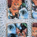 Komplet podkładek - Kociaki - Idealne do każdego domu, w którym koty wywołują uśmiech.  Wykonaliśmy je z drewna, na którym zostały naniesione obrazki kociaków.