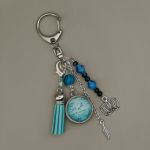 Brelok Turkusowa Korona – elegancki brelok z chwostem i zawieszkami - 3