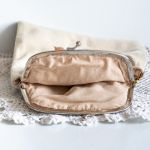 Kosmetyczka/ piórnik - Piesek - Nie lubimy, żeby się marnowały małe skrawki. Naszym kolejnym pomysłem na ich wykorzystanie jest szycie różnych etui. Pomieścisz w nich różne skarby. Tym razem to kosmetyczka / piórnik zamykana na metalowy bigiel Na przodzie znajduje się wyszyty maszynowo 
