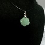 Jasnozielony jadeit, różyczka, róża na łańcuszku, wisiorek - 