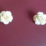 Kremowe róże, różyczki z korala, kolczyki na srebrnych sztyftach - 