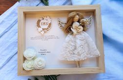 Aniołek z personalizacją w drewnianej ramce koronkowa sukienka