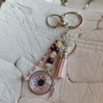 Brelok Pudrowy Kwiat – ręcznie robiona ozdoba z chwostem - 2