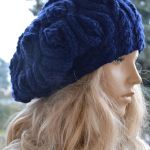 Beret z warkoczem granatowy  - granatowy beret