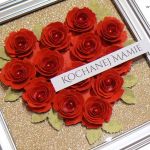Serce z róż w ramce dla Mamy - jasno czerwone róże, pudrowo złote brokatowe tło - Dla kochanej Mamy