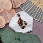 Miedziany ozdobny wisiorek z tygrysim okiem i koralem #548 - 