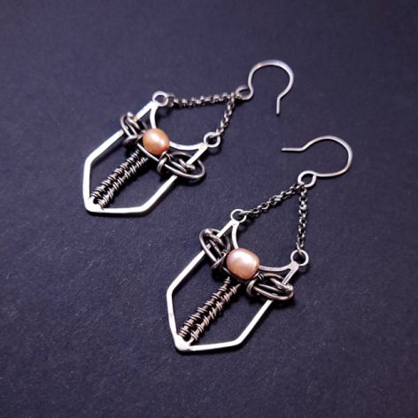 Srebrne kolczyki z różową perłą | Eleganckie kolczyki z motywem miecza