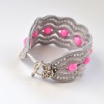 Bransoletka szara z różowymi koralikami - bransoletka pięknie prezentuje się na nadgarstku