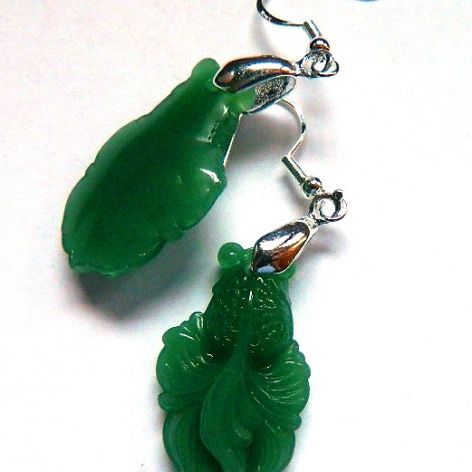 Zielony jadeit rzeźbione kolczyki kształt ryb