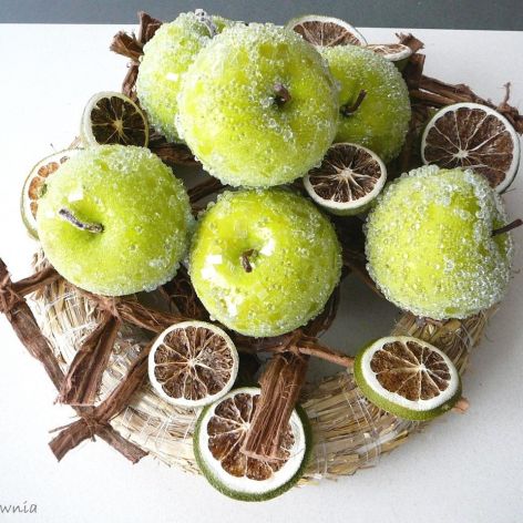 Zielone jabłka w plastrach limonki