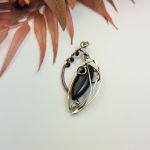 Srebrny wisiorek z czarnym onyksem – elegancka biżuteria handmade, unikatowy design - srebrny wisior z onyksem
