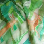Jedwabna malowana chusta z dwoma zwierzami - Jedwabna chusta malowana z dwoma zwierzami w tonacji zielonej