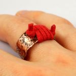Miedziany pierścionek z rzemieniem czerwonym - Miedziany pierścionek ze skórzanym czerwonym rzemieniem, ręcznie wykonany, prezent dla niej prezent dla niego, prezent biżuteria autorska