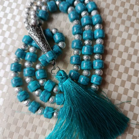 Naszyjnik niebiesko-srebrny zakończony chwostem