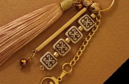 Ozdobna zawieszka do torby w kolorach złota i beżu