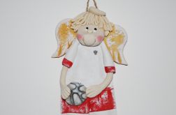 Piłkarz Jurek gra w obronie - aniołek z dedykacją