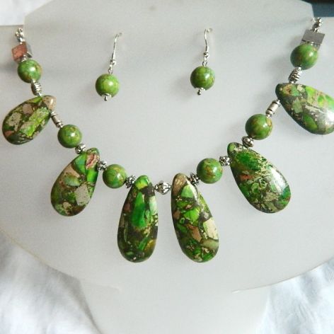 Zielony jaspis cesarski, okazały naszyjnik, kolia i kolczyki, komplet