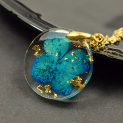 Wisiorek z turkusową hortensją i złotymi płatkami