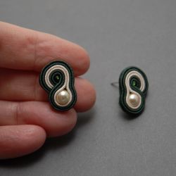 małe, kremowo-zielone kolczyki sutasz