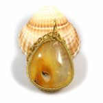 Kwarc, Mosiężny wisior z kwarcem z rutylem. - amulet wire wrapped