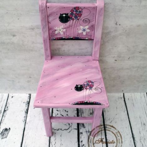 różowe krzesełko z oparciem kot