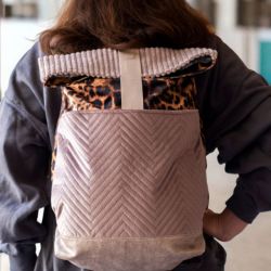 Pudroworóżowy składany plecak kurierski panterka