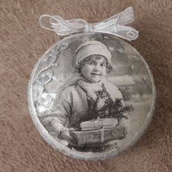 Bombka, medalion akrylowy, średnica 10 cm, vintage