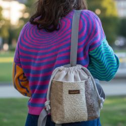 Mały workoplecak beżowo-szary baranek