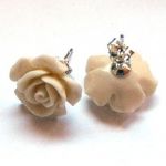 Kremowe róże, różyczki z korala, kolczyki na srebrnych sztyftach - 