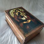 mała szkatułka ze Świętą Rodziną - z innej strony