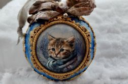 Bombka świąteczna z kotkiem w zimowej scenerii