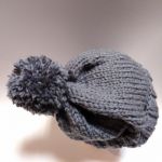 Zimowa damska czapka z dużym pomponem - kolor szary z pomponem