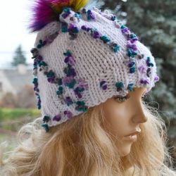 Biała czapka z purpurowymi kwiatkami