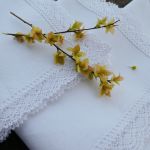 Serweta lniana klasyczna biel i koronka - nakrycie stołu