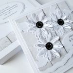 Kartka ŚLUBNA z białymi kwiatami - Biało-szara kartka ślubna w pudełku