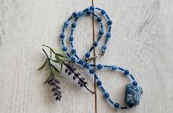 Naszyjnik z niebieskim kamieniem i grantowymi jadeitami oraz szklanymi koralikami