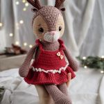 Jelonek w sukience, Prezent dla dziewczynki, Maskotka na szydełku - Całkowita wysokość maskotki to około 37-38 cm. • Zabawka jest ubrana w odpinaną sukienkę w kolorze winnym z mlecznym paskiem.