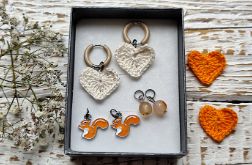 Kolczyki z wymiennymi zawieszkami – białe serduszka