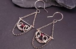 Sourire - Srebrne kolczyki wire wrapping z granatem – eleganckie wiszące kolczyki