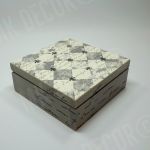 Drewniana szkatułka kwadratowa z NAPISAMI - pudełko na drobiazgi