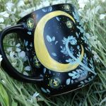 Ręcznie malowany kubek ćma, paprotka i księżyc - tył