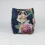 Duży granatowo-beżowy plecak w kwiaty - Wiązanie na sznurek bawełniany