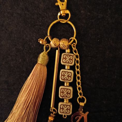 Ozdobna zawieszka do torby w kolorach złota i beżu